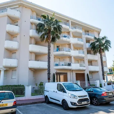 With Pool - 5min Walk From Beaches