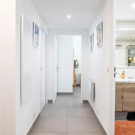 With Pool - 5min Walk From Beaches *