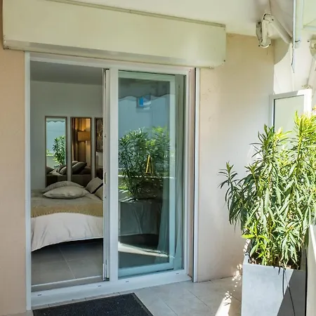 With Pool - 5min Walk From Beaches 公寓 *